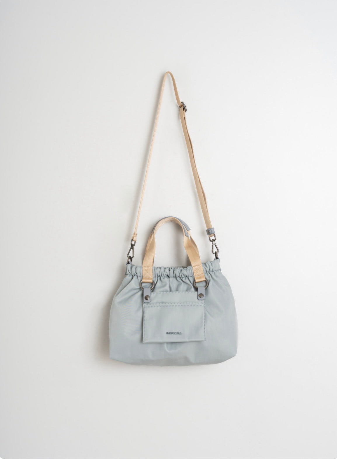 Indi and Cold Bolsos Nylon Bag in Hielo
