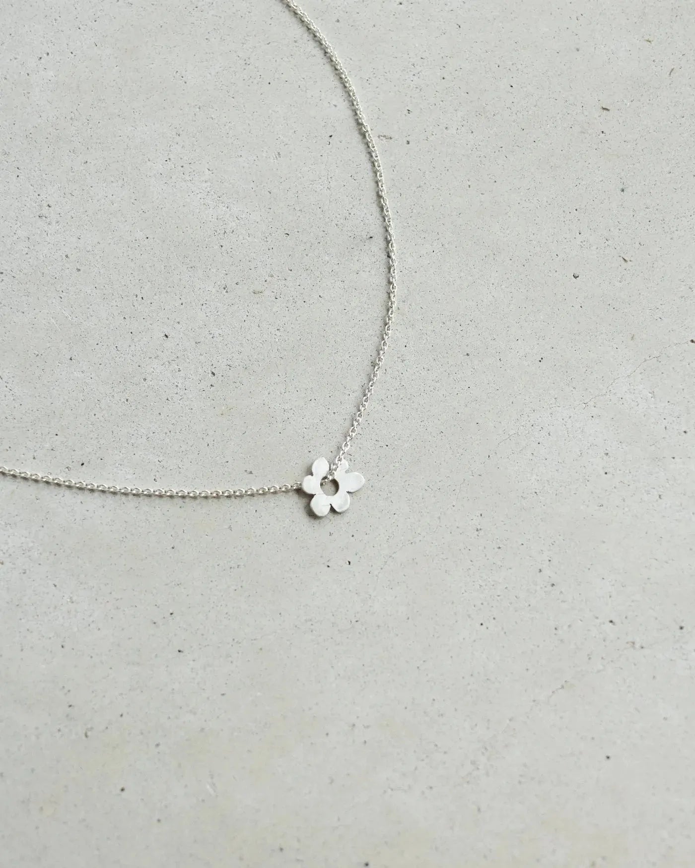 Argent Silversmith Holt Daisy Silver Neckace in 925 Recycled Sterling Silver - the tartan fox
