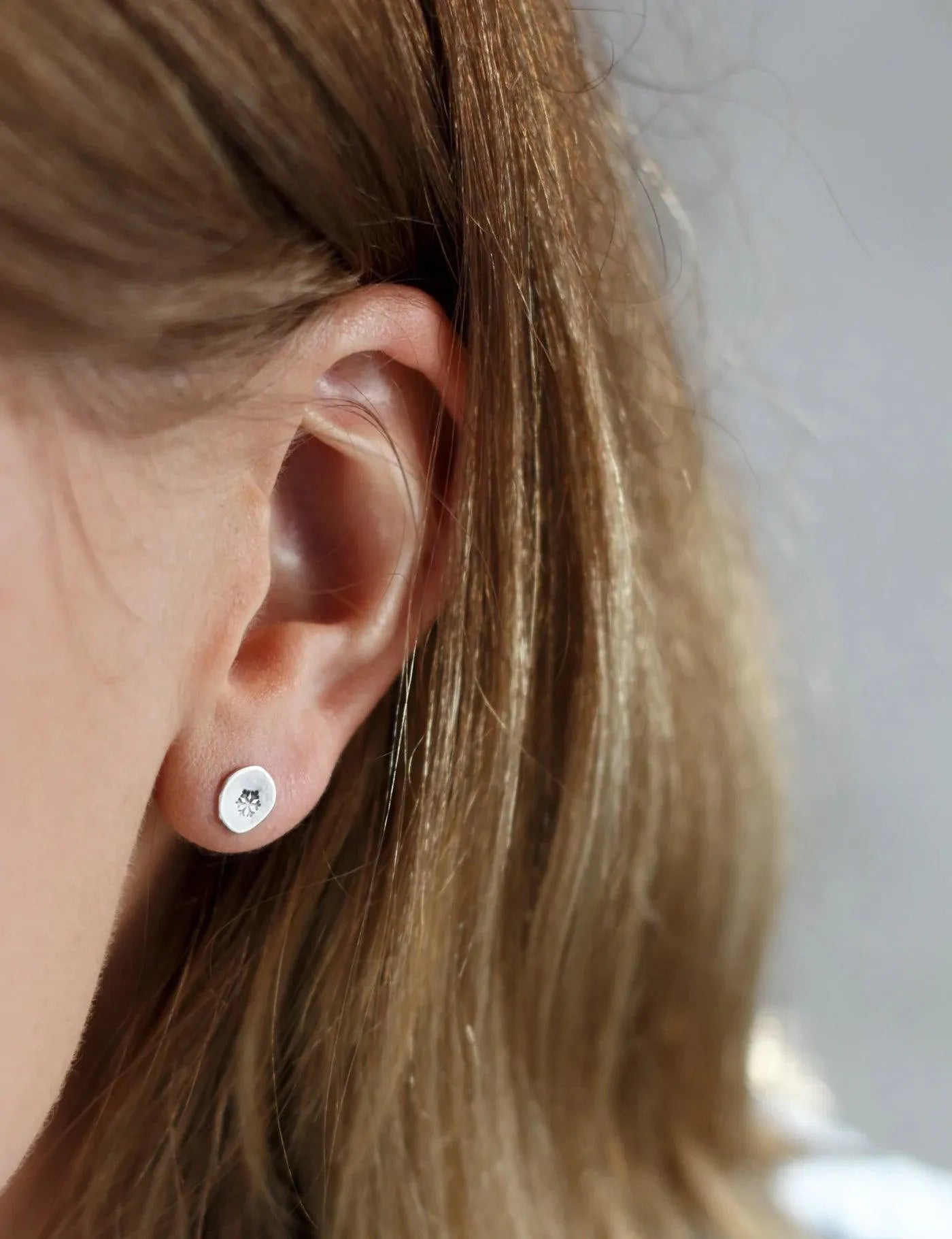 SNOWFLAKE STUDS - the tartan fox
