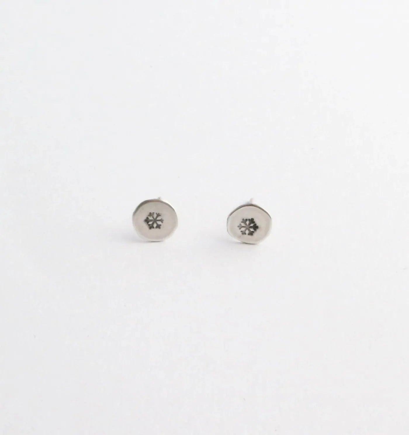 SNOWFLAKE STUDS - the tartan fox