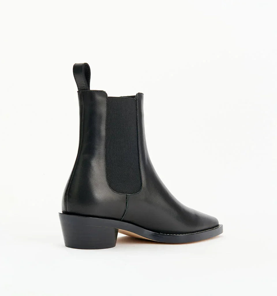 Black leather Chelsea boot with block heel and elastic side panels