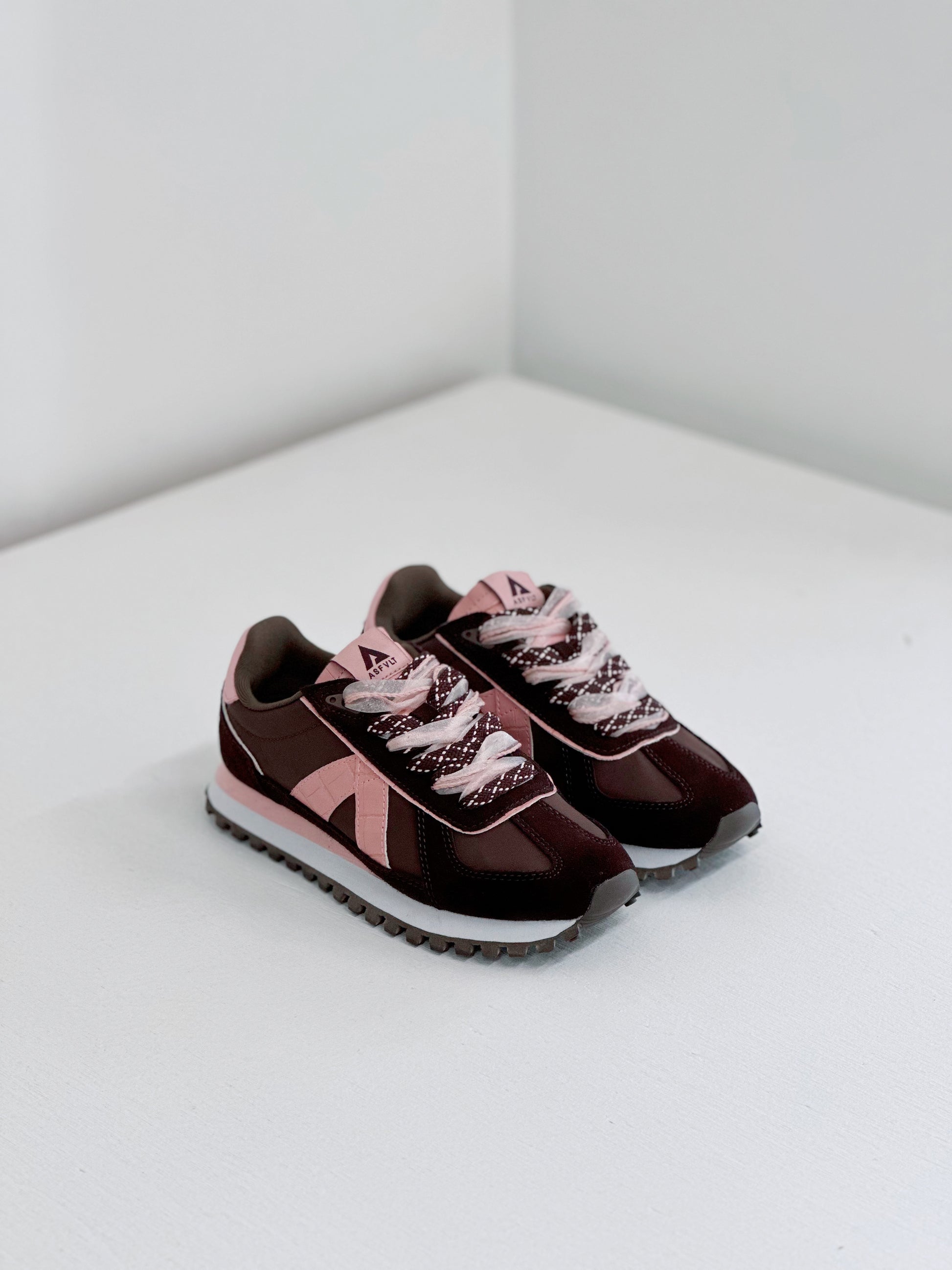 Stylish burgundy and pink sneakers with patterned laces, perfect for everyday wear.