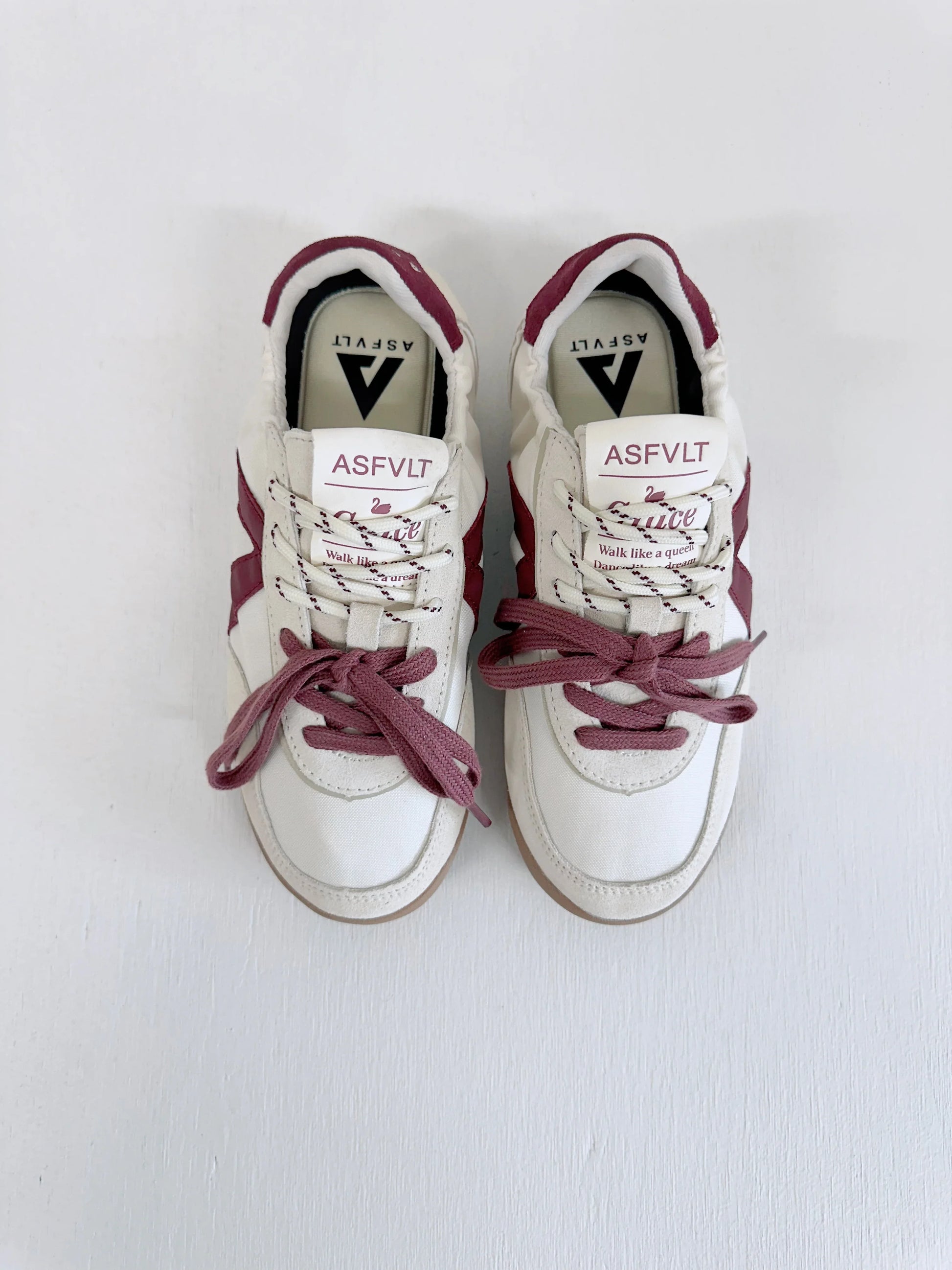 ASFLVT white and burgundy sneakers with branded tongue, ideal for everyday fashion and effortless style