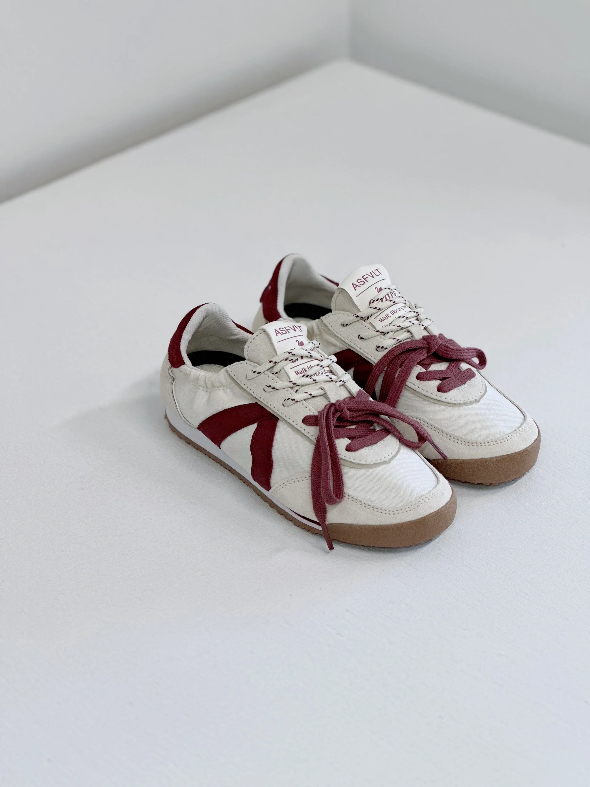 White and burgundy retro sneakers with ASFLIT branding, ideal for everyday casual wear and stylish comfort.