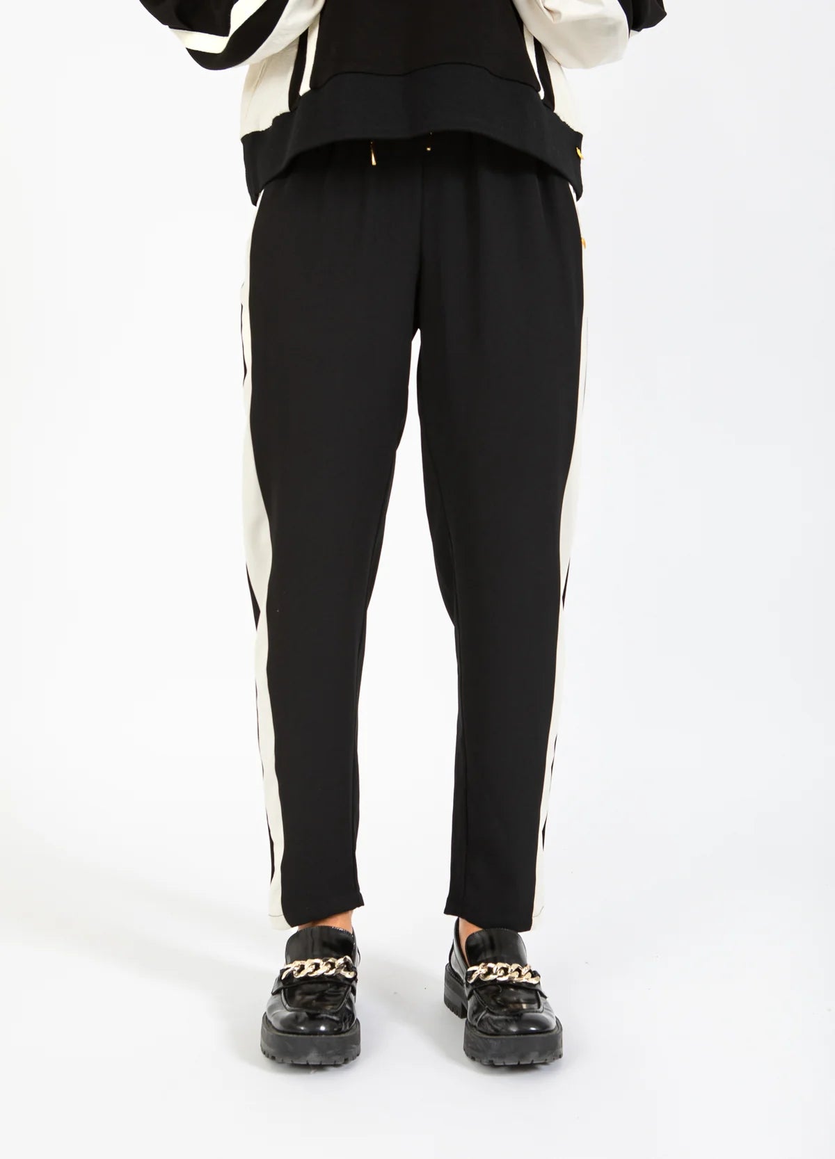 COSTER Sporty Pants with Side Panel in Crème/Black - the tartan fox