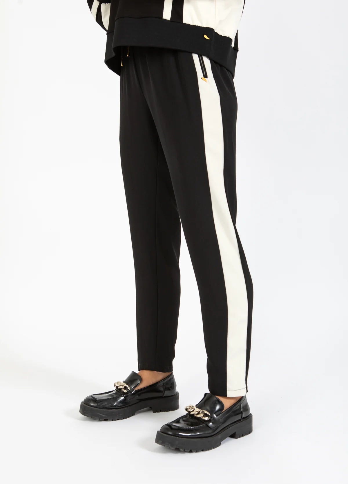 COSTER Sporty Pants with Side Panel in Crème/Black - the tartan fox