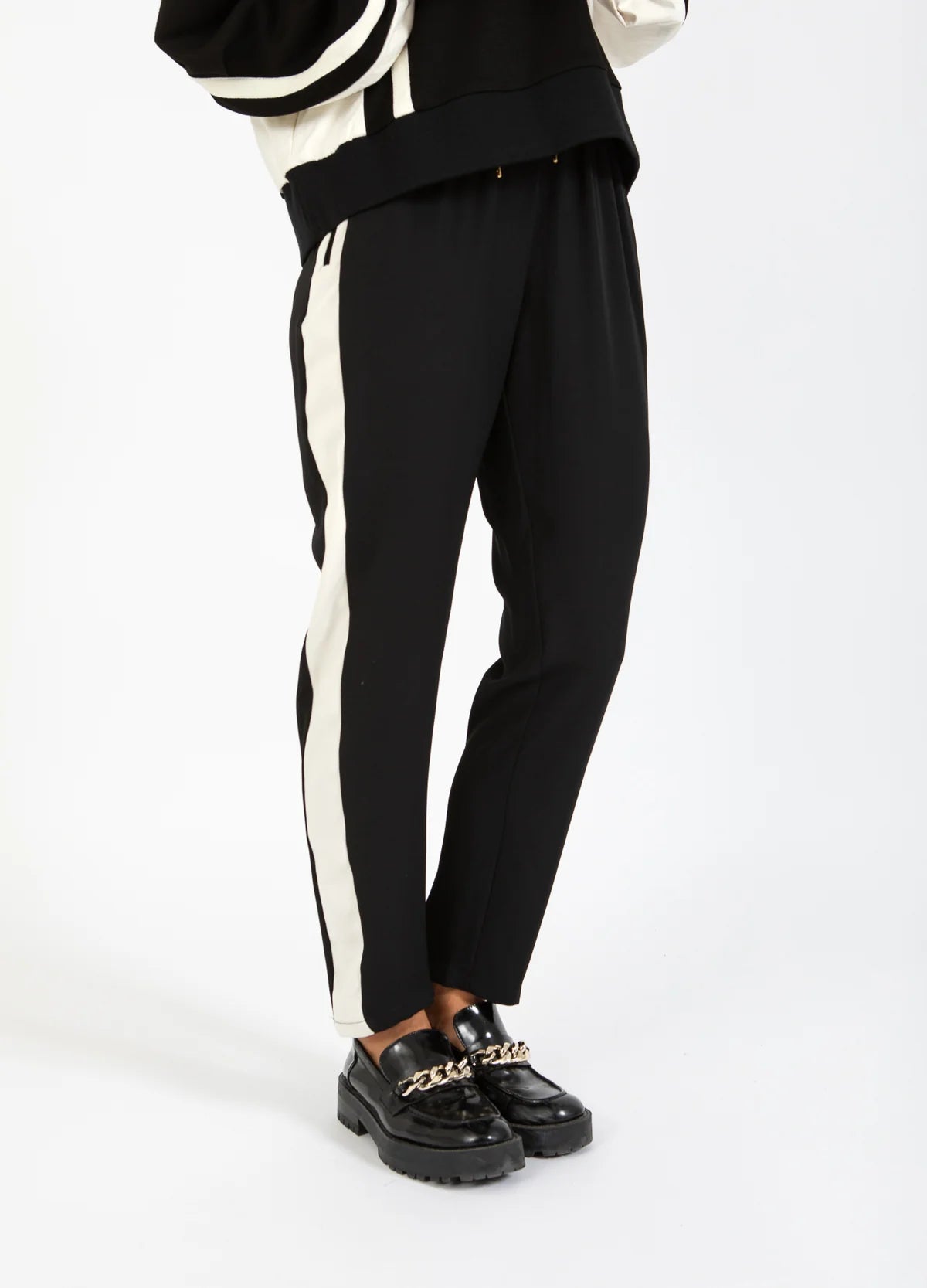 COSTER Sporty Pants with Side Panel in Crème/Black - the tartan fox